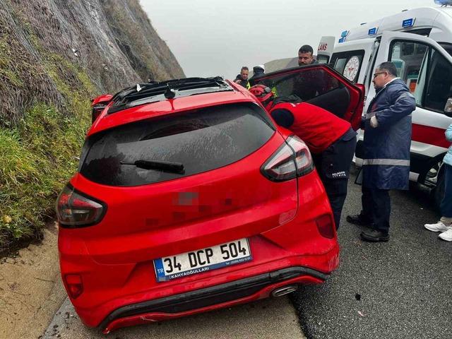 Balıkesir’de otomobil yoldan çıktı: 2 yaralı 1