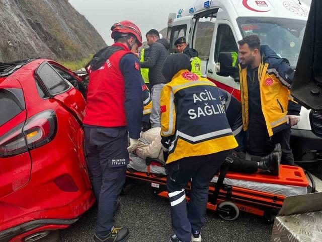 Balıkesir’de otomobil yoldan çıktı: 2 yaralı 2