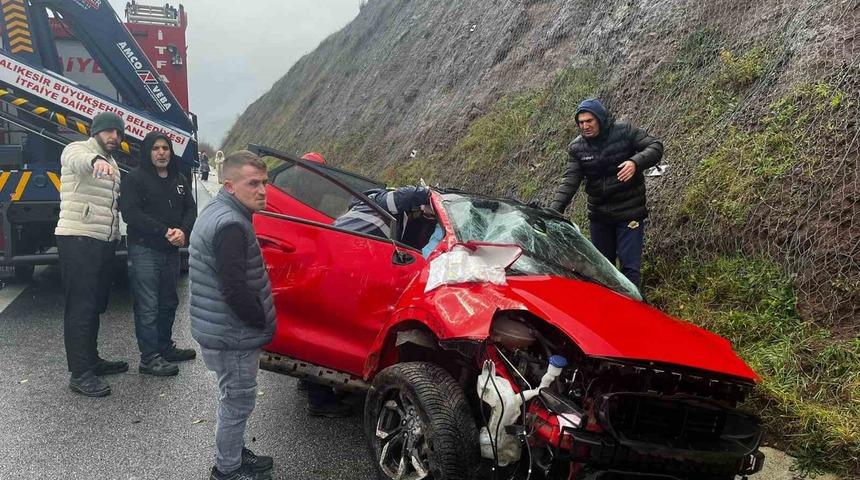Balıkesir&rsquo;de otomobil yoldan &ccedil;ıktı: 2 yaralı