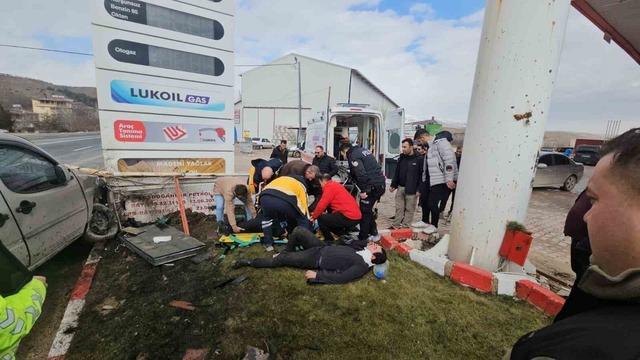 Kontrolden &ccedil;ıkan hafif ticari ara&ccedil; akaryakıt istasyonuna daldı: 2 yaralı 1