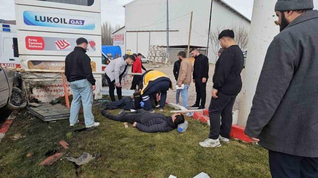 Kontrolden &ccedil;ıkan hafif ticari ara&ccedil; akaryakıt istasyonuna daldı: 2 yaralı 2