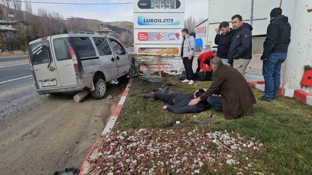 Kontrolden &ccedil;ıkan hafif ticari ara&ccedil; akaryakıt istasyonuna daldı: 2 yaralı 3