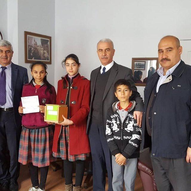 Kumbaralarında topladıkları parayı Mehmet&ccedil;ik Vakfına bağışladılar 1