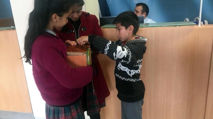 Kumbaralarında topladıkları parayı Mehmet&ccedil;ik Vakfına bağışladılar