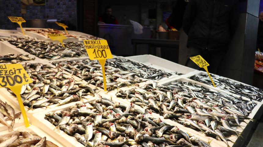 Trabzon'da balık&ccedil;ı tezgahlarında istavrit ilgi g&ouml;r&uuml;yor