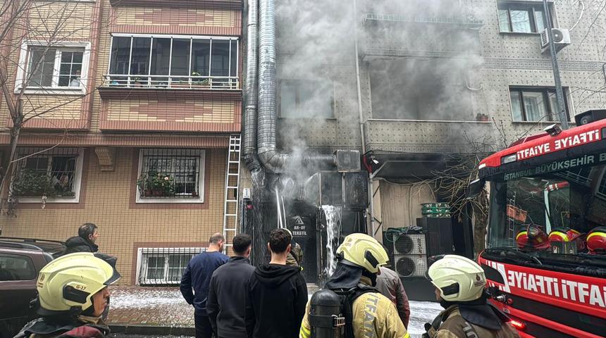 Bayrampaşa'da restoranın bacasında &ccedil;ıkan yangın s&ouml;nd&uuml;r&uuml;ld&uuml;