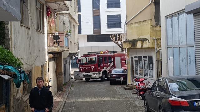 İtfaiyeye park engeli: İtfaiye erleri yangına t&uuml;plerle koşarak m&uuml;dahale etti 1