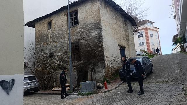 İtfaiyeye park engeli: İtfaiye erleri yangına t&uuml;plerle koşarak m&uuml;dahale etti 3