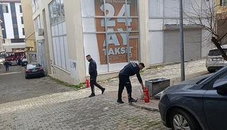 İtfaiyeye park engeli: İtfaiye erleri yangına t&uuml;plerle koşarak m&uuml;dahale etti