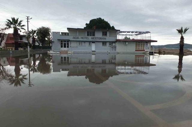Burhaniye’de sağanak yolları göle çevirirken denizi bulandırdı 1