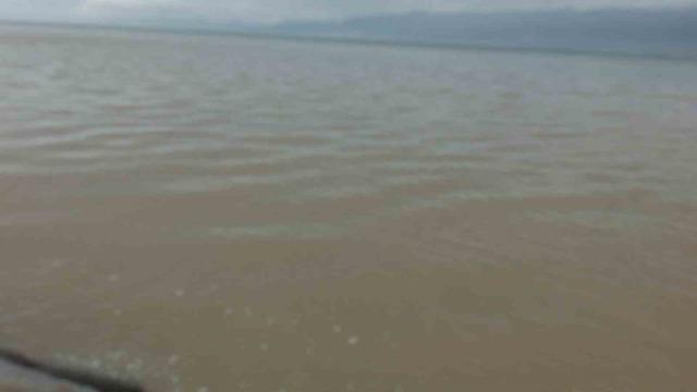 Burhaniye’de sağanak yolları göle çevirirken denizi bulandırdı 2