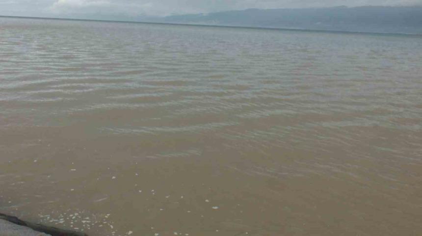 Burhaniye&rsquo;de sağanak yolları g&ouml;le &ccedil;evirirken denizi bulandırdı