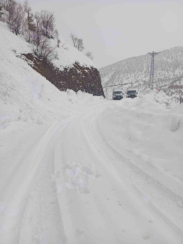 Şirvan&rsquo;da yolda kalan ara&ccedil;lar kurtarıldı 1