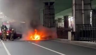 Şişli&rsquo;de seyir halindeki otomobil alev alev yandı