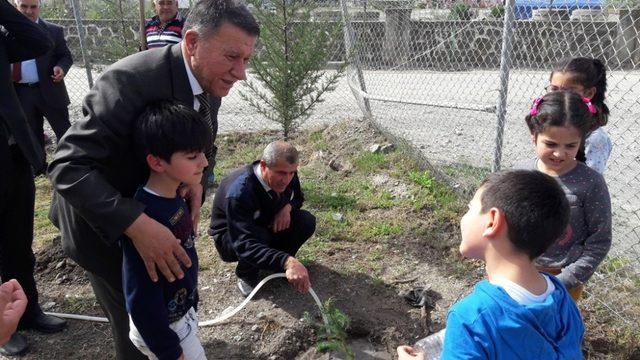 Öğrenciler Orman Haftası’nda fidan diktiler