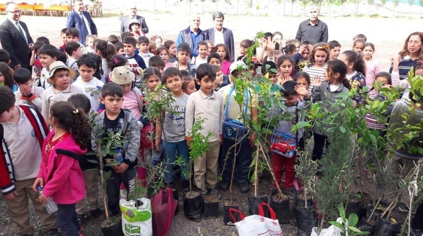 Öğrenciler Orman Haftası’nda fidan diktiler
