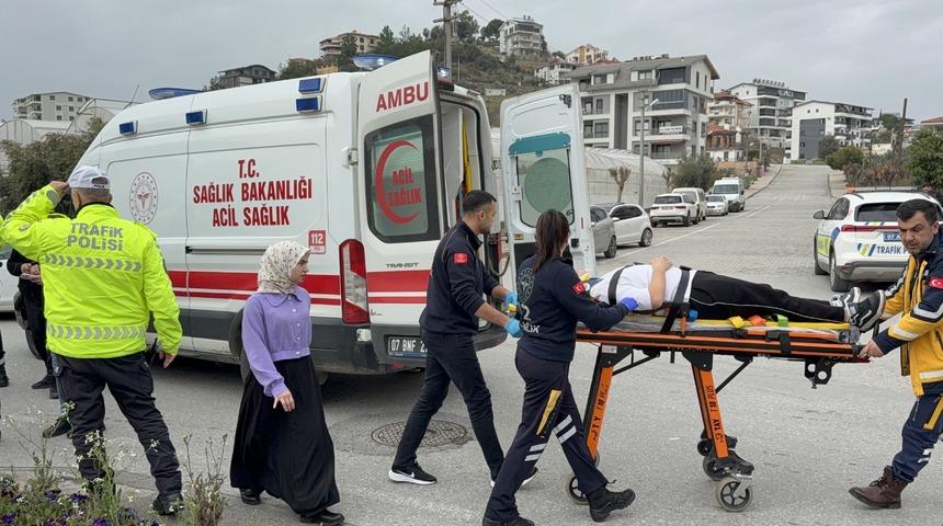 Yaralıya ilk m&uuml;dahale tesad&uuml;fen olay yerinden ge&ccedil;en acil doktorundan