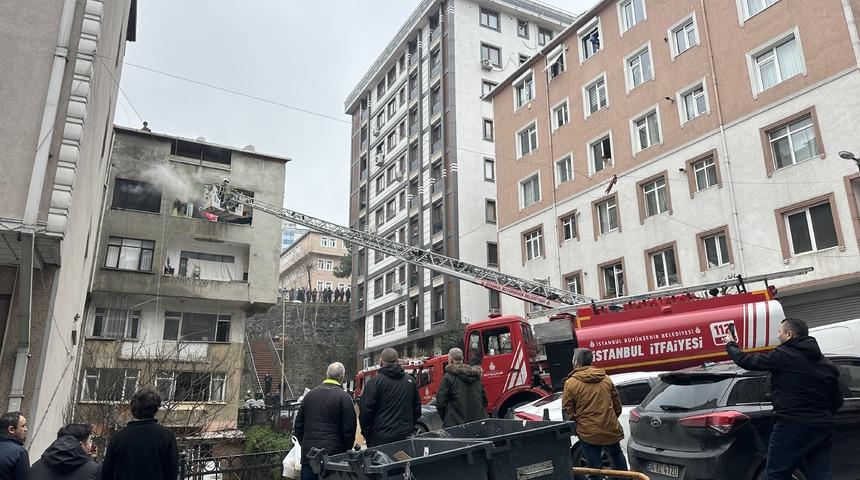 Şişli'de 5 katlı binada korkutan yangın