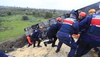 Kazada yaralanan yolcu o anları anlattı: "&Ouml;nce yan yatıp s&uuml;r&uuml;nd&uuml;k, sonra bariyer saplandı"