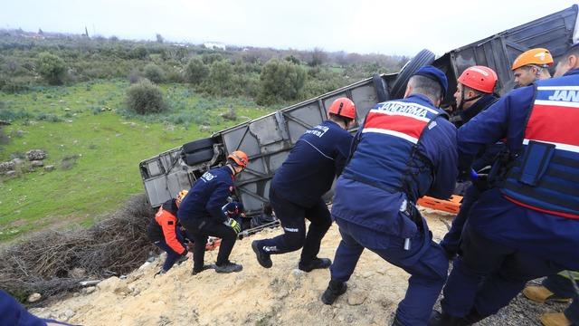Kazada yaralanan yolcu o anları anlattı: Önce yan yatıp süründük, sonra bariyer saplandı
