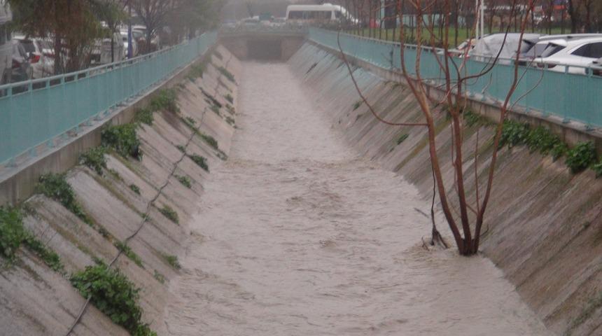 Manisa&rsquo;da sağanak yağış etkili oluyor