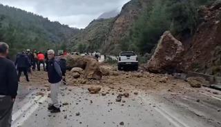 Dev kayalar yola d&uuml;şt&uuml;, ulaşım durma noktasına geldi