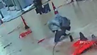 İzmir’de sağanak ve fırtına: Caddeler göle döndü, zor anlar kameraya yansıdı