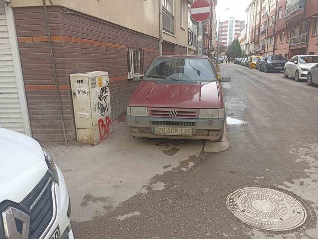 Kaldırıma park eden s&uuml;r&uuml;c&uuml; hem yayaları hem de engellileri hi&ccedil;e saydı 2