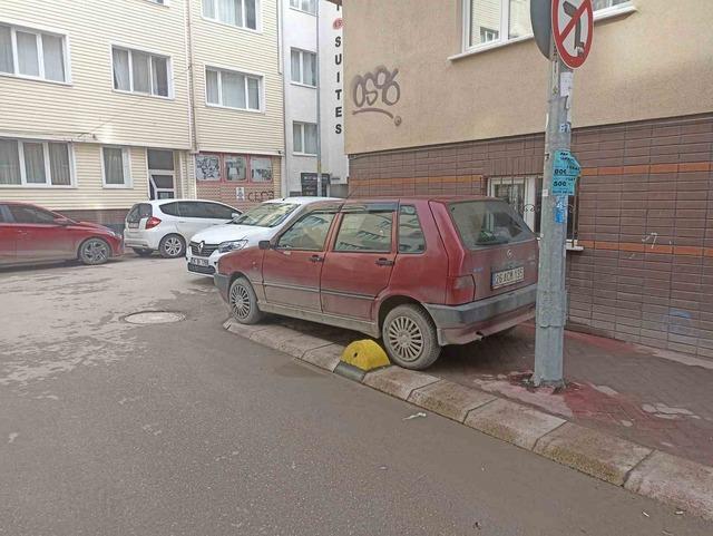 Kaldırıma park eden s&uuml;r&uuml;c&uuml; hem yayaları hem de engellileri hi&ccedil;e saydı 1