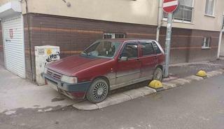 Kaldırıma park eden s&uuml;r&uuml;c&uuml; hem yayaları hem de engellileri hi&ccedil;e saydı