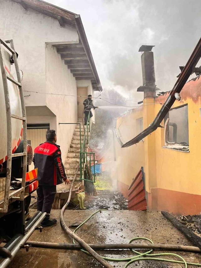 Bartın’da yanan ev kullanılamaz hale geldi 5