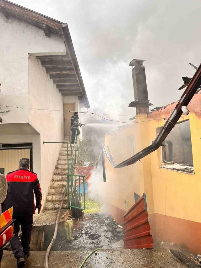 Bartın’da yanan ev kullanılamaz hale geldi 2