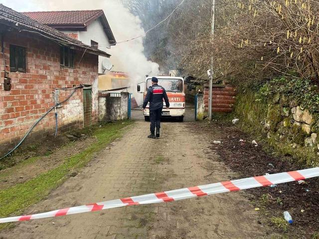 Bartın’da yanan ev kullanılamaz hale geldi 1