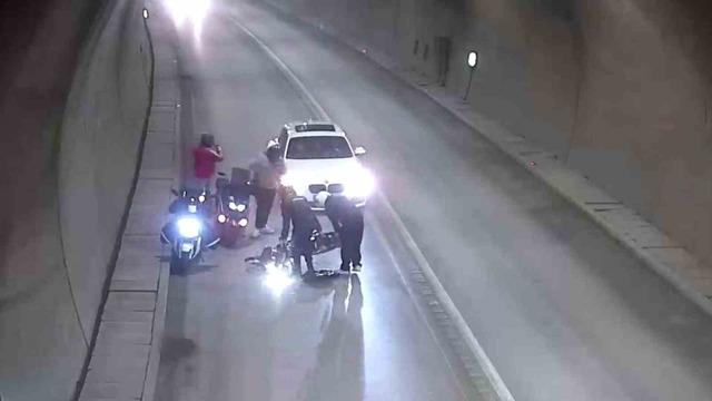 T&uuml;nelde motosikletten d&uuml;ş&uuml;p metrelerce s&uuml;r&uuml;klendi: Kaza anı kamerada 2