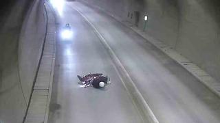 Tünelde motosikletten düşüp metrelerce sürüklendi: Kaza anı kamerada