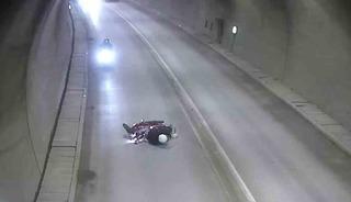 T&uuml;nelde motosikletten d&uuml;ş&uuml;p metrelerce s&uuml;r&uuml;klendi: Kaza anı kamerada