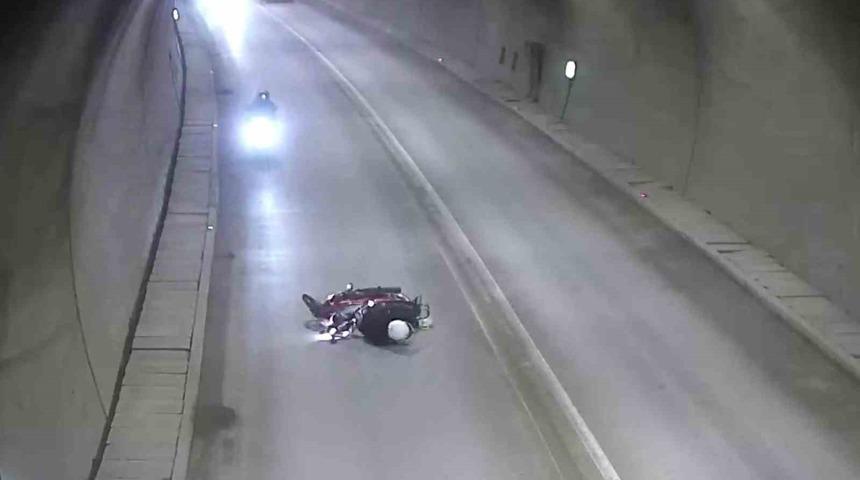 T&uuml;nelde motosikletten d&uuml;ş&uuml;p metrelerce s&uuml;r&uuml;klendi: Kaza anı kamerada