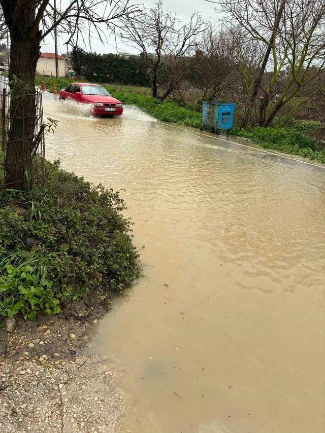 &Ccedil;eşme&rsquo;de sağanak yağış ve fırtına g&uuml;nl&uuml;k yaşamı zorlaştırdı 2