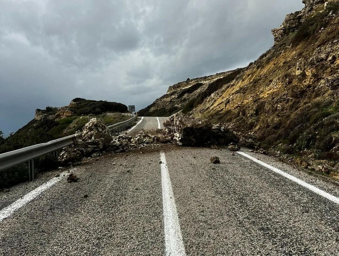 Bozcaada da sağanak sonrası heyelan! Yol ulaşıma kapandı 2