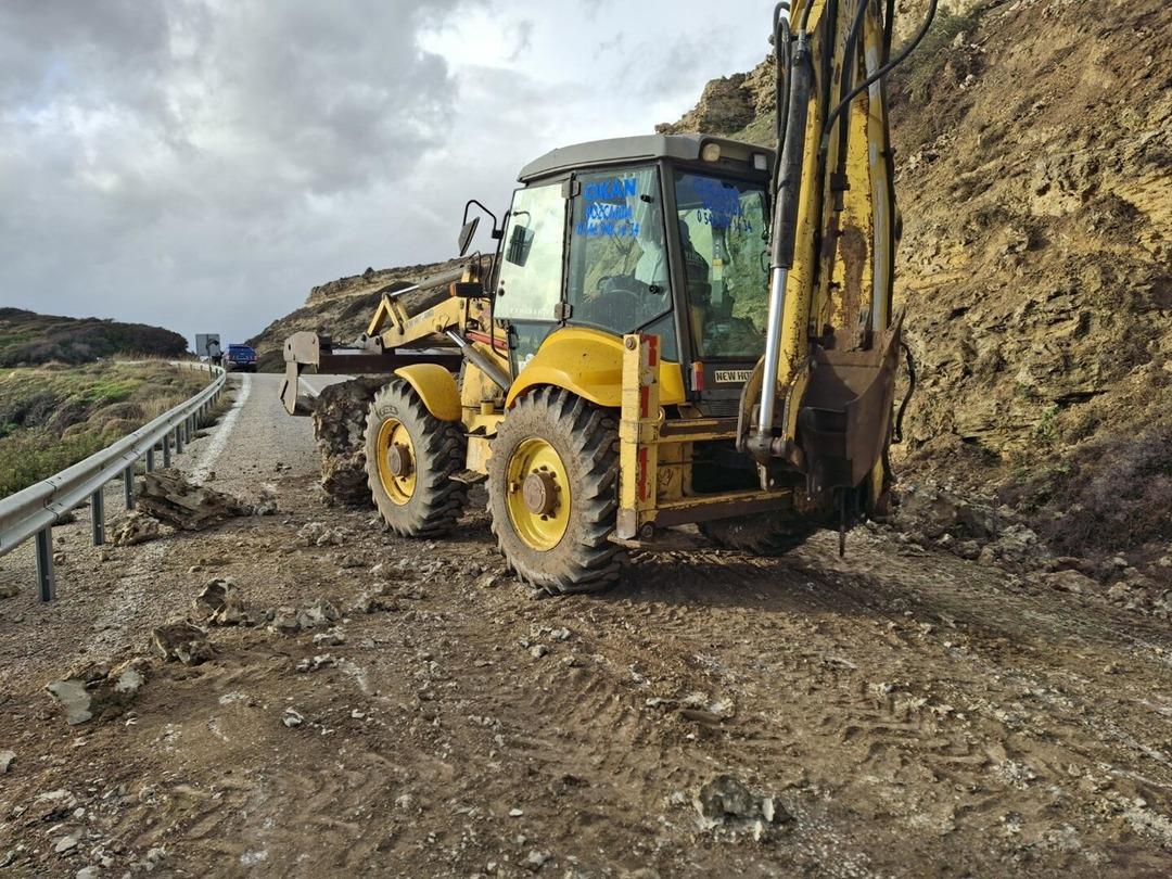 Bozcaada da sağanak sonrası heyelan! Yol ulaşıma kapandı 1