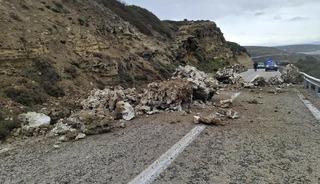 Bozcaada'da heyelan! Yol ulaşıma kapandı