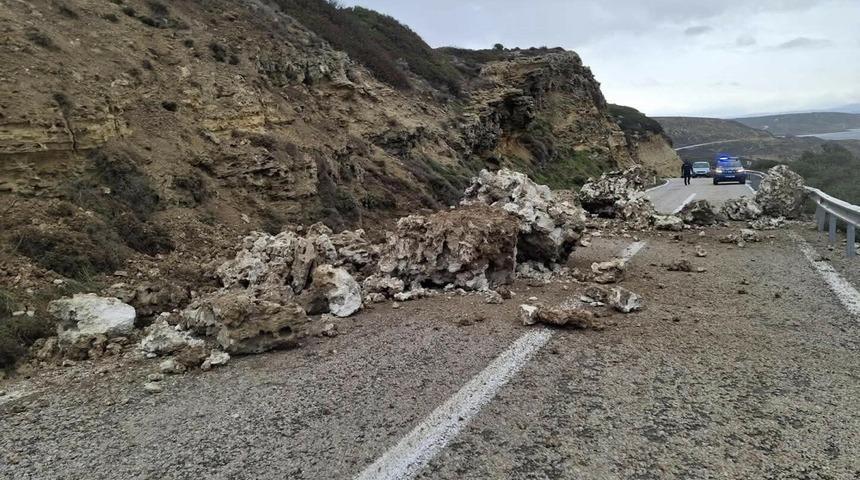 Bozcaada'da sağanak sonrası heyelan! Yol ulaşıma kapandı