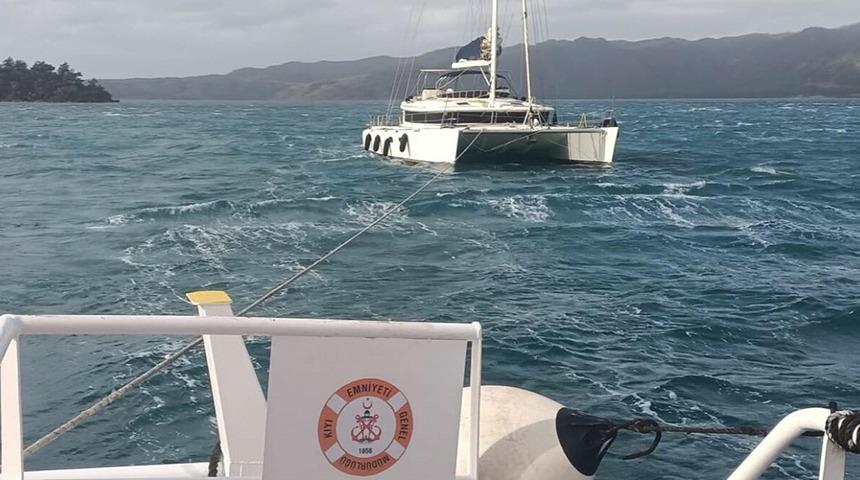 Yer: Marmaris! Makine arızası nedeniyle s&uuml;r&uuml;klenen tekne kurtarıldı