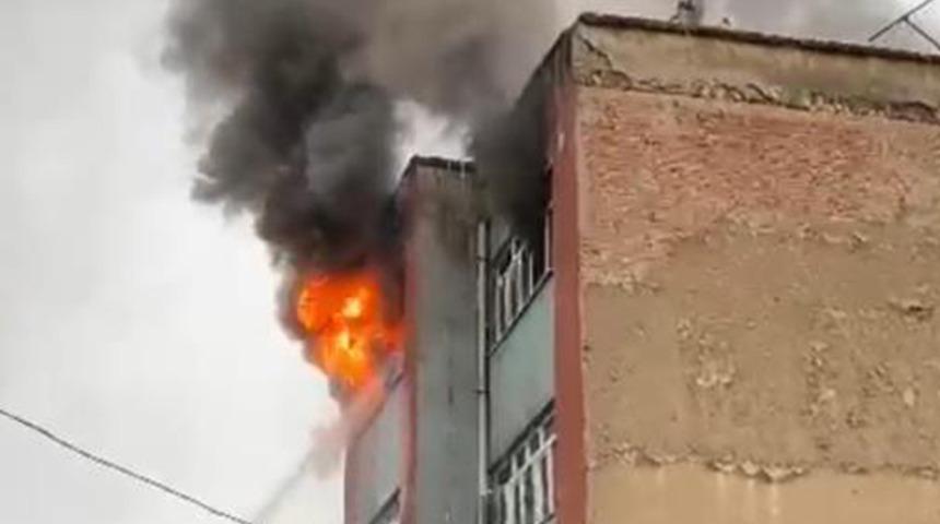 Karab&uuml;k'te yangın! Ev kullanılamaz hale geldi