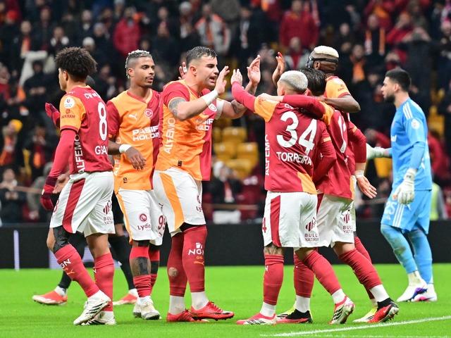 Galatasaray evinde g&uuml;le oynaya kazandı! 