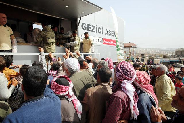 Mehmetçik, Afrin'de sivillere sıcak yemek dağıttı