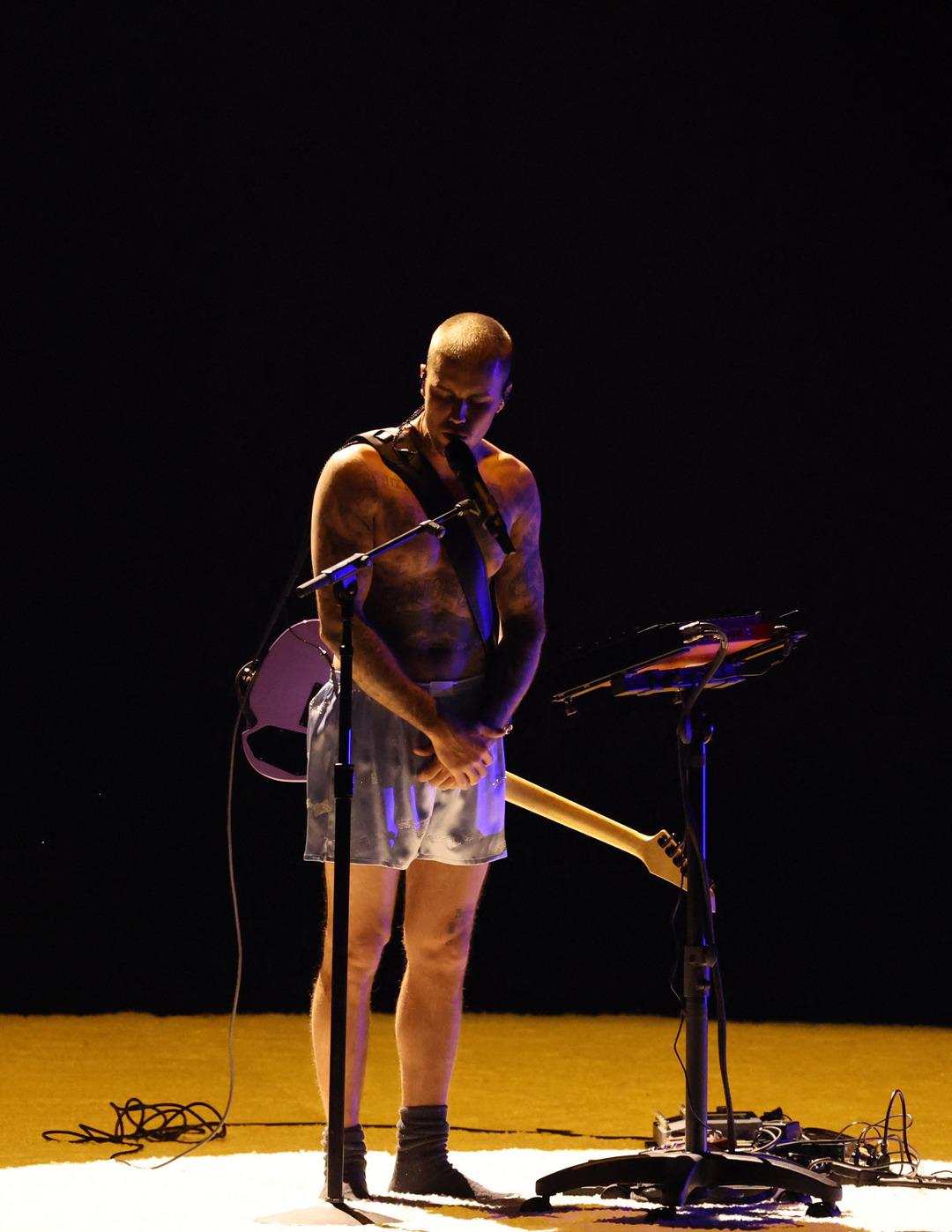 Grammy 2026 sahnesinde Justin Bieber şok yarattı: Neden &ccedil;ıplak? 2