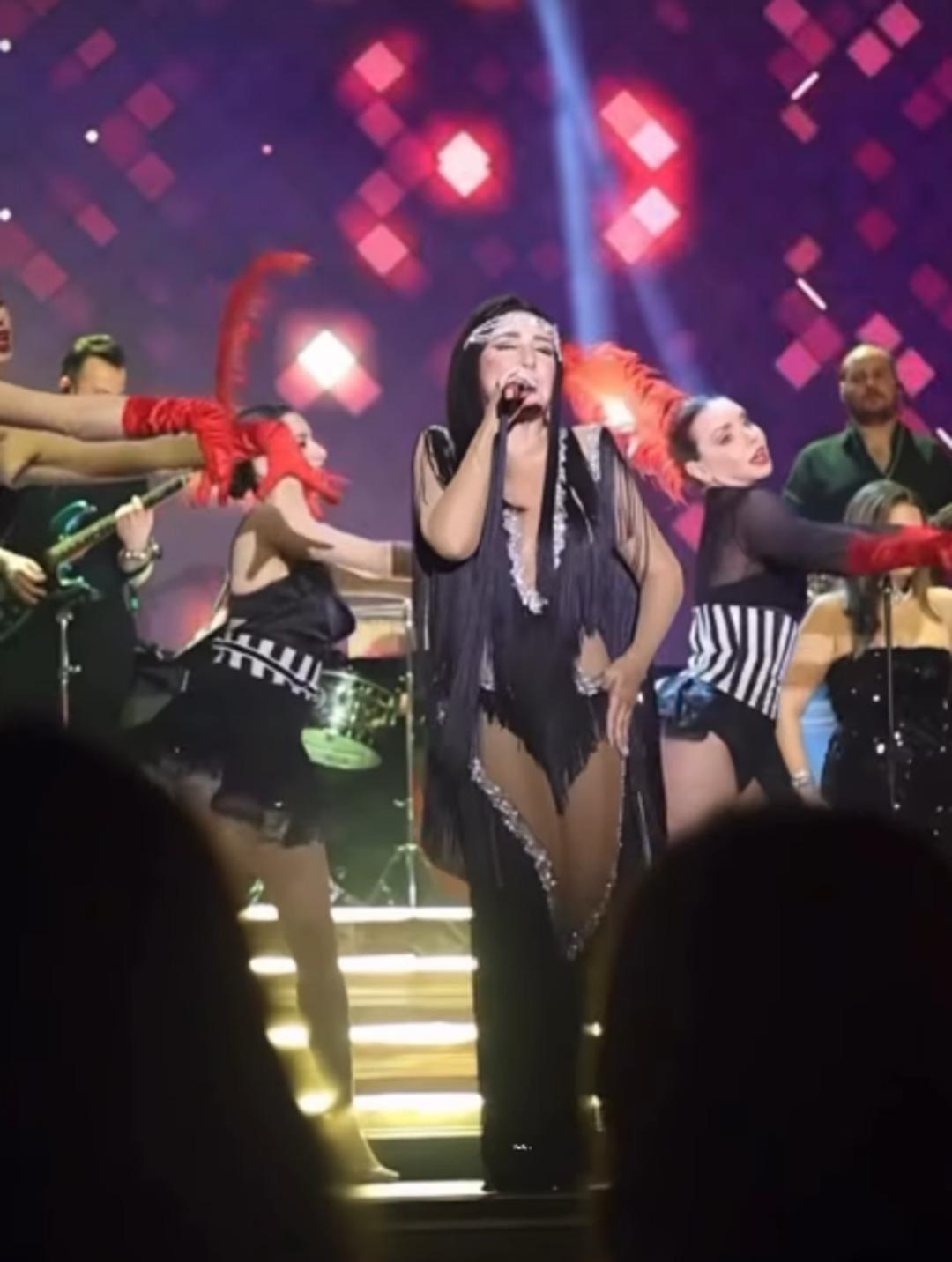 N&uuml;khet Duru&rsquo;nun sahne kıyafeti konuşuluyor: Kimi beğendi kimi eleştirdi 2