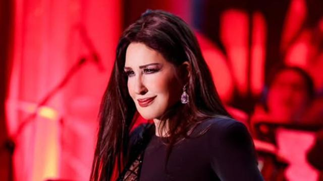 Nükhet Duru’nun sahne kıyafeti konuşuluyor: Kimi beğendi kimi eleştirdi