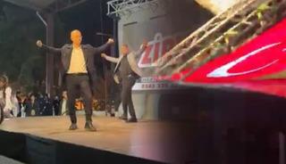 Sahne &ccedil;&ouml;kt&uuml;! Belediye başkanı saniyelerle kurtuldu